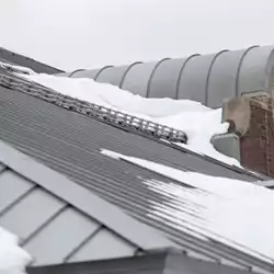 Secure installation of AceClamp snow bars preventing snow avalanches