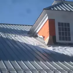 AceClamp snow bar: Safeguarding panel finish warranty with patented non-penetrating push-pin design.